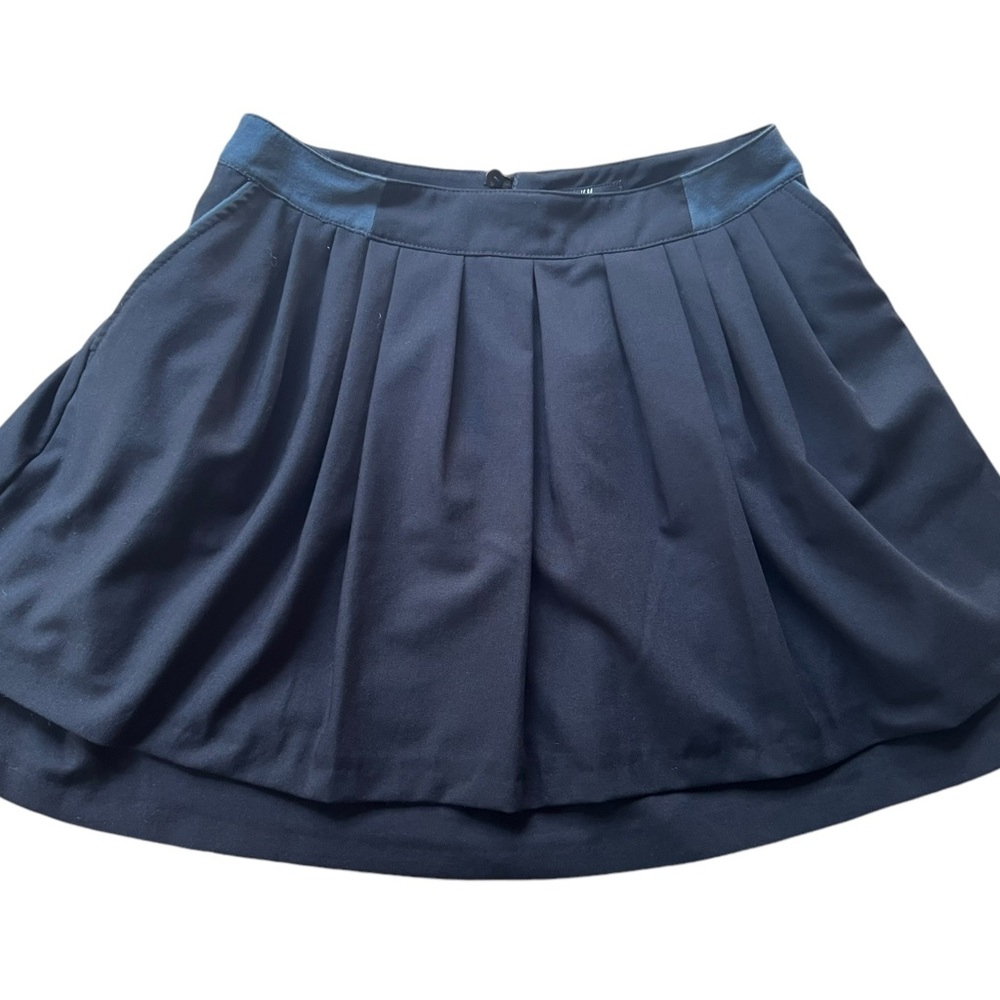 EUC - H&M Pleated Tiered Skirt w/ Pockets - Size 6, Black